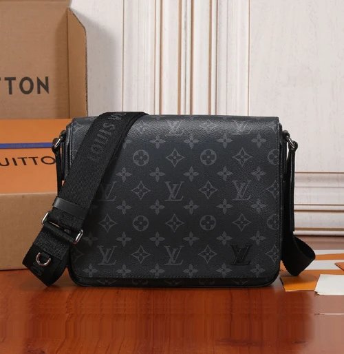 Louis Vuitton district Monogram eipse  m46255 26x20x7